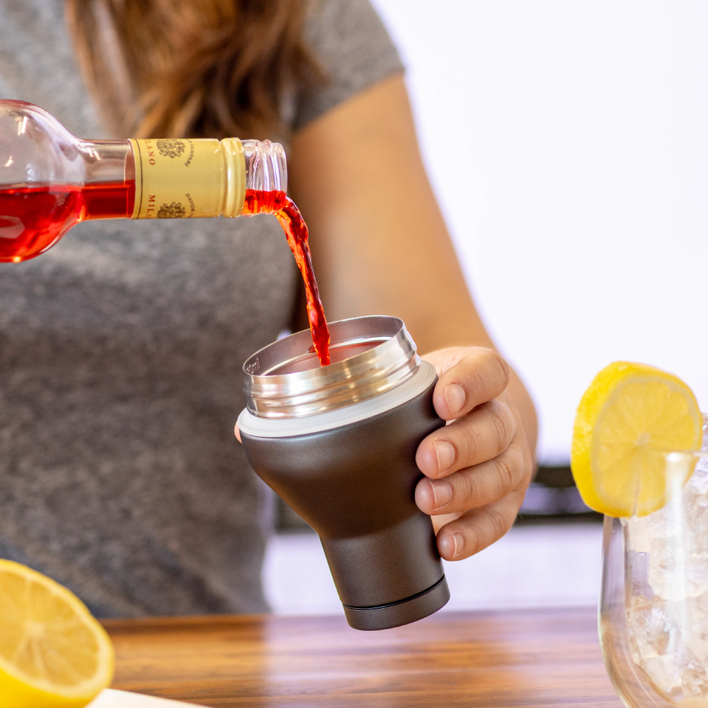 cocktail-shaker-lid-e6 Cocktail_Shaker_lifestyle_2_b714e13d-dd84-4844-956f-11cddc294041.png